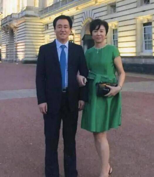 询问了两句，便去了隔壁屋子。